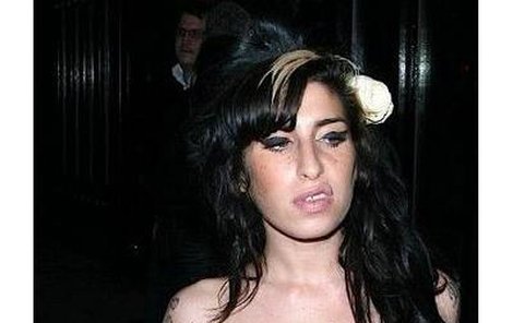 Amy Winehouse v neposedném korzetu. 