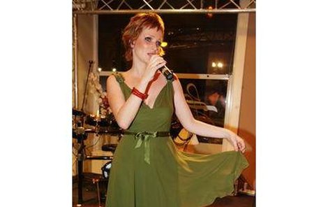 Aňa Geislerová se oblékla do romantických zelených šatů, jako romantička se však rozhodně při moderování neprojevila.