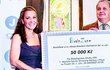 Anastacia darovala onkologii motolské nemocnice šek na 50 tisíc korun. Přebral ho profesor Luboš Petruželka.
