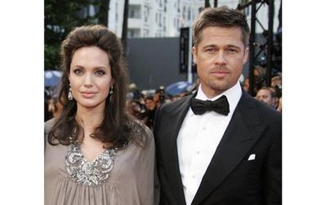 Angelina Jolie a Brad Pitt vzbuzují v Nice náležitou pozornost médií.