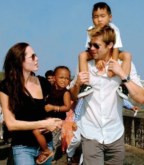 Angelina Jolie a Brad Pitt s dětmi.