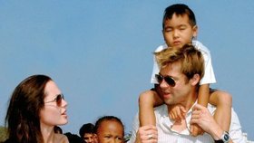 Angelina Jolie a Brad Pitt s deťmi.