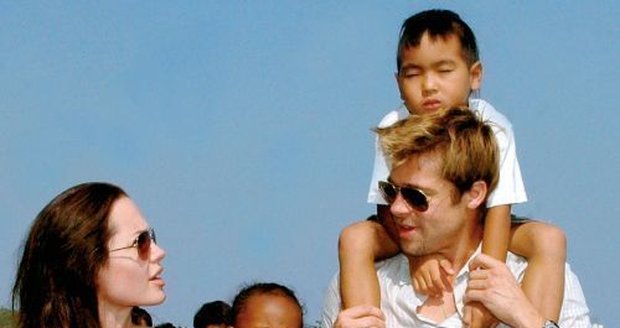 Angelina Jolie a Brad Pitt s deťmi.