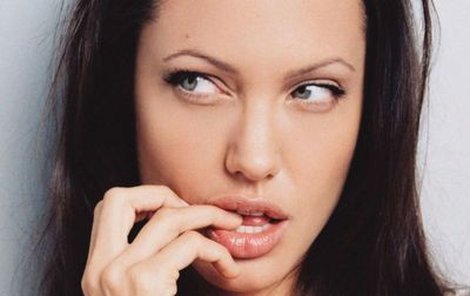 Angelina Jolie patří k nejkrásnějším herečkám na světě. Po žhavé noci s ní touží muži napříč světem. Ovšem pozor! V rodné Americe ji předstihla kolegyně a exmanželka jejího partnera Brada Pitta Jennifer Aniston.
