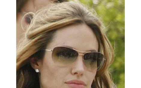 Angelina Jolie předávání Oscarů v Los Angeles vynechala, nákupy v luxusních obchodech nikoliv.