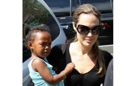 Angelina Jolie s malou Zaharou v náručí.