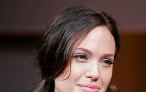 Angelina Jolie se bude celý život srovnávat s důsledky neuspořádaného dětství....