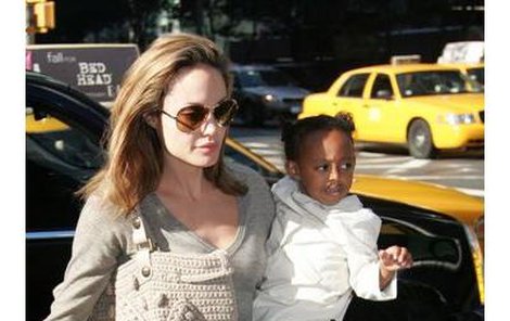 Angelina Jolie se už bát nemusí: O adoptivní Zaharu nepřijde.