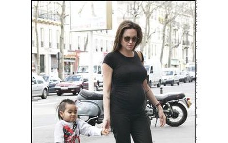 Angelina na procházce s Maddoxem
