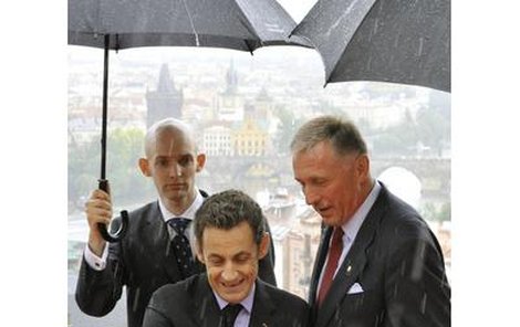 Ani déšť nemohl Mirku Topolánkovi a Nikolasi Sarkozymu (uprostřed) překazit podepsání paktu přátelství mezi Českem a Francií. 