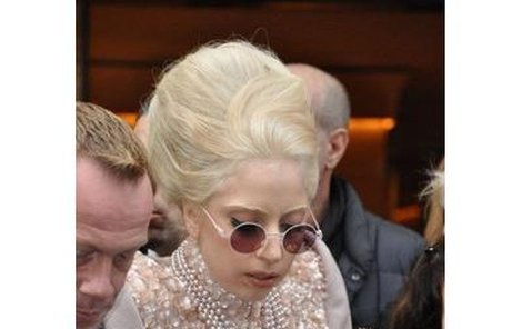 Ani zimy se nezalekne. Lady Gaga nejprve ukázala fanouškům ňadra.