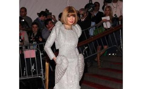 Anna Wintour (59), módní editorka - „Až budou sepsány dějiny moderní módy, bude toto jednoznačně Waterloo,“ píše se v ironickém komentáři časopisu. 