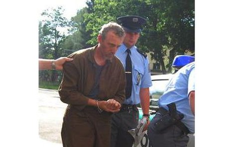 Anotnín Novák je policisty odváděn k výslechu.