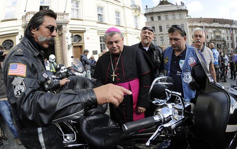 Arcibiskup Duka si na silné stroje policistů netroufl.