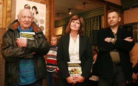 Arnošt Lustig (vlevo) představil knihu společně s Lenkou Soukupovou a Václavem Marhoulem.