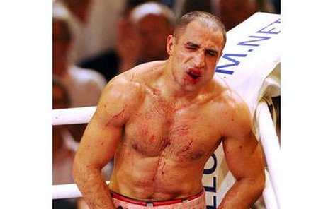 Arthur Abraham dokončil svůj zápas v krvi a s viditelně nateklou čelistí.