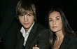 Ashton Kutcher a jeho partnerka Demi Moore.