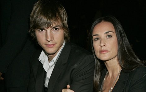 Ashton Kutcher a jeho partnerka Demi Moore.