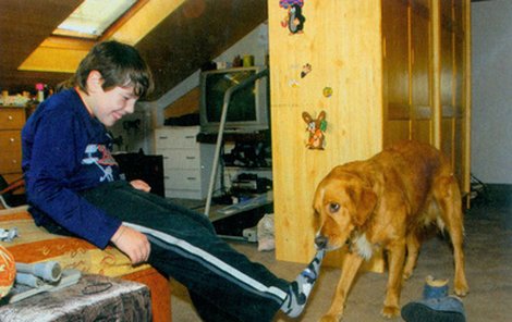 Asistenční pes Bady pomáhá Lukáškovi při oblékání i svlékání.