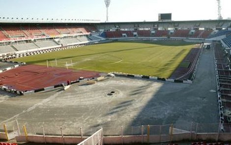 Atletická tartanová dráha už zmizela pod zámkovou dlažbou.