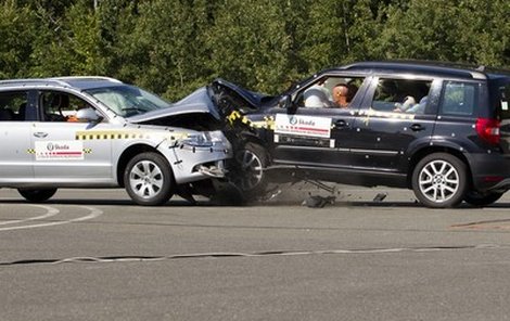 Auta jsou na odpis, ﬁgurínám představujícím cestující se ale nic nestalo.