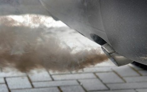 Auta patří mezi najvydatnější znečišťovatele ovzduší.