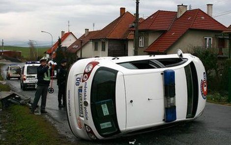 Auto městské policie nedokázalo vybrat mírnou zatáčku…