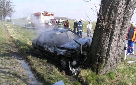 Auto po nárazu okamžitě vzplálo. Řidič v něm uhořel.