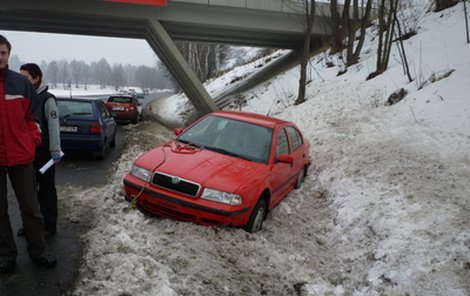 Auto po několika »hodinách« zastavil kousek od pilíře mostu hluboký sníh.