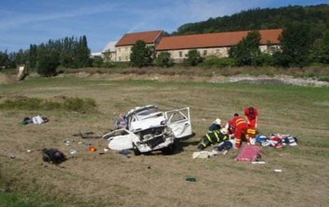 Auto se několikrát otočilo přes střechu.