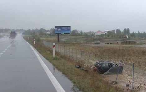 Auto skončilo zachycené v plotě.