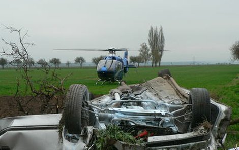 Auto skončilo zcela zdemolováno, řidič vyvázl nezraněn.