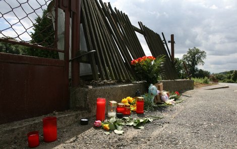 Auto ve velké rychlosti přejelo chodník a přerazilo plot s betonovou podezdívkou.