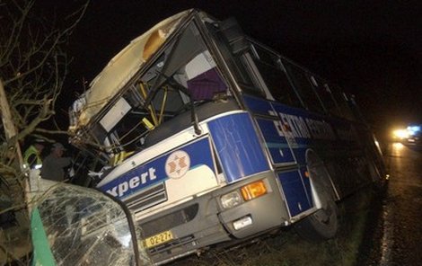 Autobus havaroval pár kilometrů od obce Smrčina.