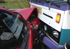 Autobus nárazem osobní vůz zdemoloval