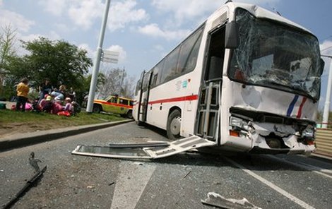 Autobus s třiceti dětmi nedokázal včas zastavit.