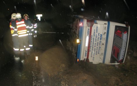 Autobus sjel z krajnice a převrátil se na bok.