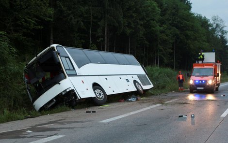 Autobus sjel z krajnice do příkopu.