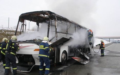 Autobus vzplál pravděpodobně od vadného topení.