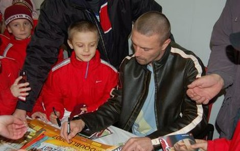 Autogramiáda Tomáše Řepky mezi nadšenými dětmi trvala 45 minut.