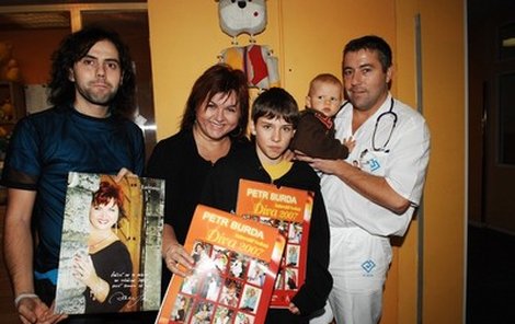 Autor kalendáře Petr Burda (vlevo), Hana Kříž-ková a MUDr. Pavel Boček ve společnosti dětí v motolské nemocnici.