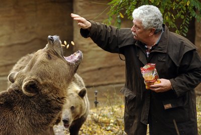 Autor televizních večerníčků Václav Chaloupek medvědům před zimou do plzeňské zoo přinesl také pár dobrot. „Je to příjemný pocit, že mě pořád poznávají,“ přiznal nadšeně filmař.