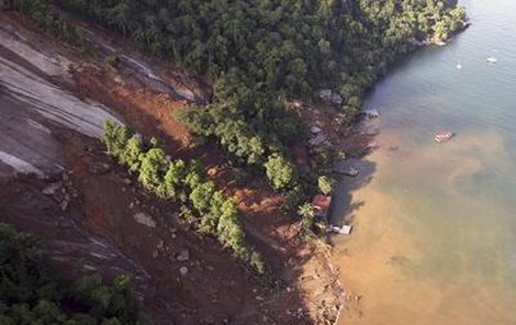 Bahno na ostrovech Ilha Grande a Angra dos Reis pohřbilo desítky lidí.
