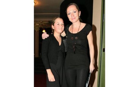 Bára Basiková s jednou ze svých dcer. Holky-dvojčata těžko někdo rozezná.
