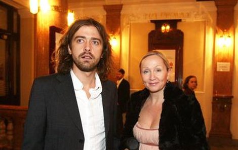 Bára Basiková se bude v říjnu místo charity věnovat v Portugalsku svému mladému pohlednému manželovi Petru Polákovi.