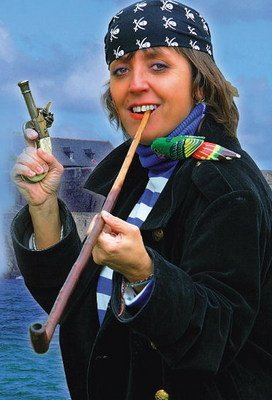 Bára Hrzánová se proměnila v piráta a na album Dorotka a mořští loupežníci piráti nazpívala i několik pirátských písniček.