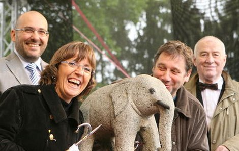 Bára Hrzánová slonům fandí. Spolu s Tomášem Töpferem pravidelně přispívá na jejich chov.
