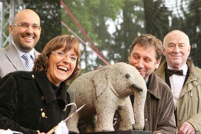 Bára Hrzánová slonům fandí. Spolu s Tomášem Töpferem pravidelně přispívá na jejich chov.