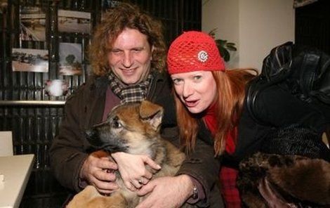 Bára Štěpánová přinesla spolu s přítelem Miroslavem Barabášem ukázat jejich psí miminko Elzu.