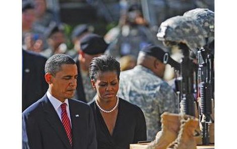 Barack a Michelle Obamovi se přišli poklonit ostatkům mrtvých.